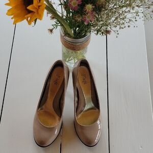 Amarti Women's Tan Heels